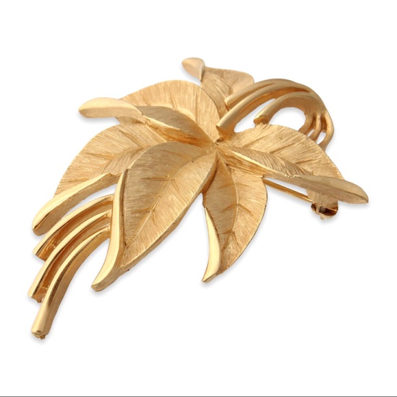 Vintage Crown Trifari Leaf Brooch Gold Tone Textured Leaves Modernist Rare 1960s - Picture 2 of 5